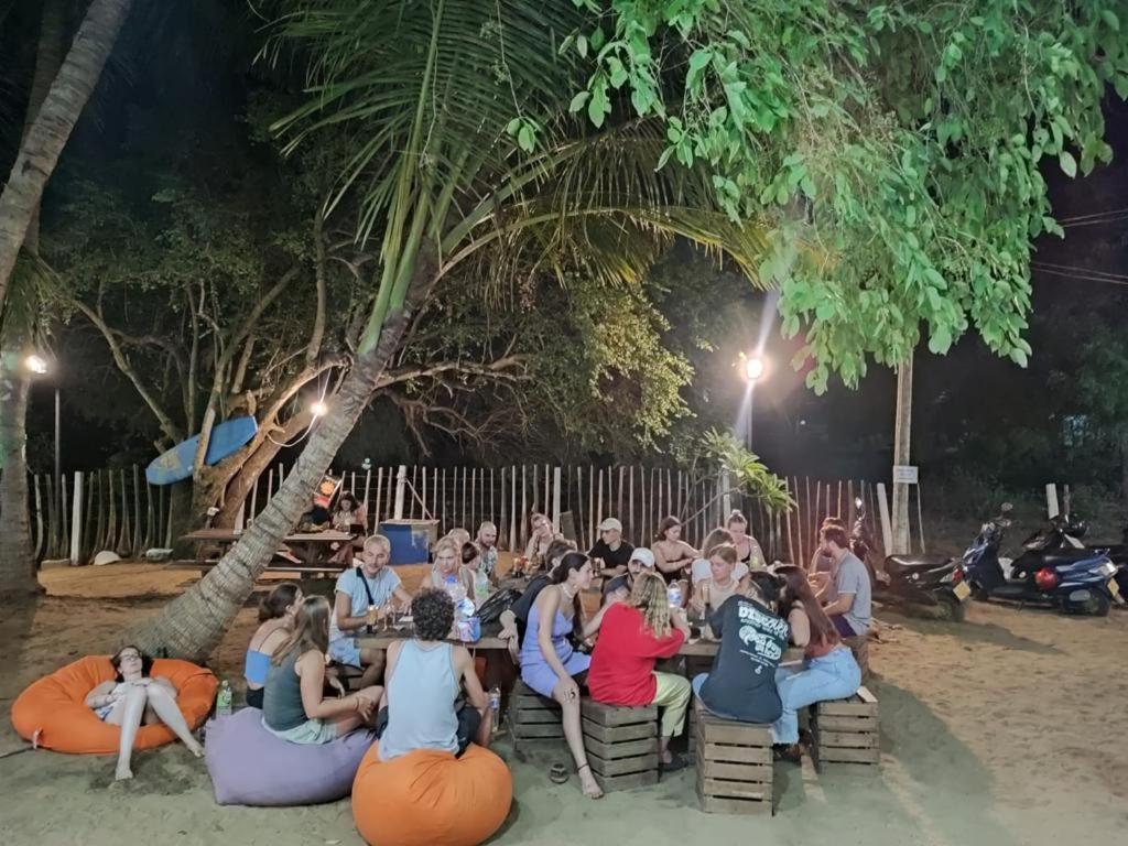 Hangover Hostels Arugam Bay Bagian luar foto